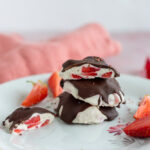 Gesunde Frozen Yogurt Erdbeer Clusters ohne Zucker