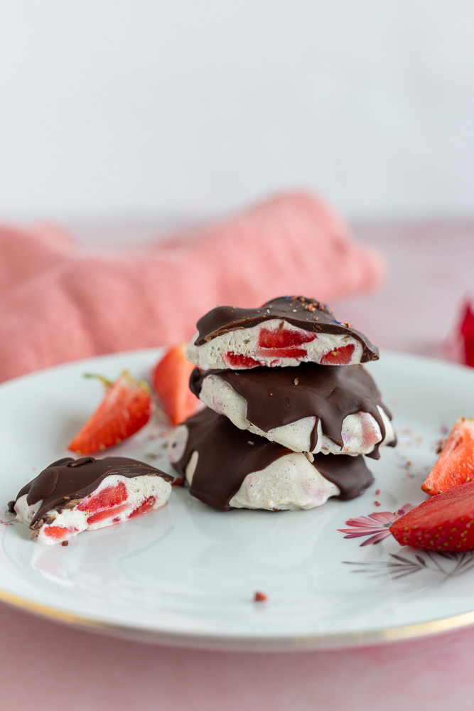 Gesunde Frozen Yogurt Erdbeer Clusters ohne Zucker